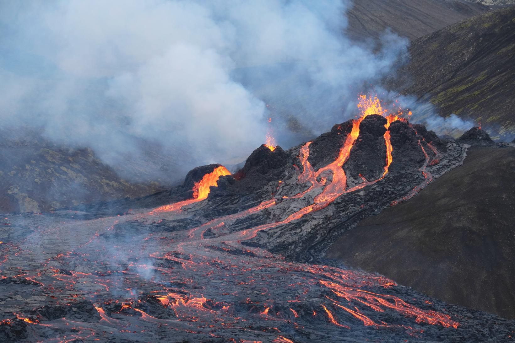 Почему в исландии большое количество вулканов. Извержение вулкана в Исландии 2021. Извержение вулкана в Исландии Эйяфьятлайокудль. Исландия вулкан Эйяфьятлайокудль извержение 2010. Эйяфьядлайёкюдль вулкан в Исландии.