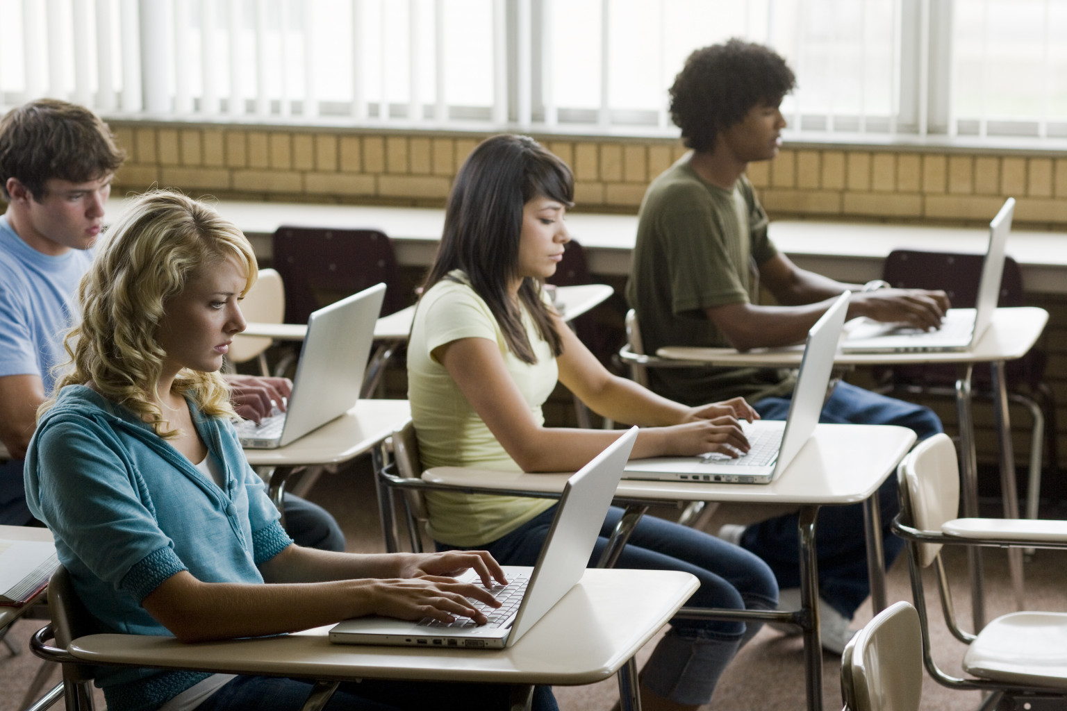 New work student. Студент с ноутбуком. Иностранные студенты за ноутбуком. Ученик с ноутбуком. Студенты за компьютерным столом.
