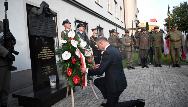 Andrzej Duda leggur krans