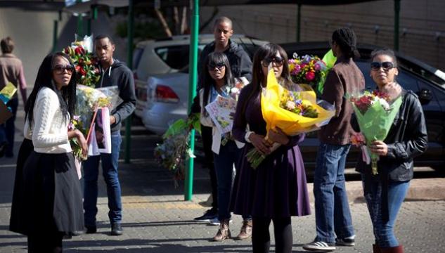 mandela familjan uttan fyri sjúkrahúsið.jpg