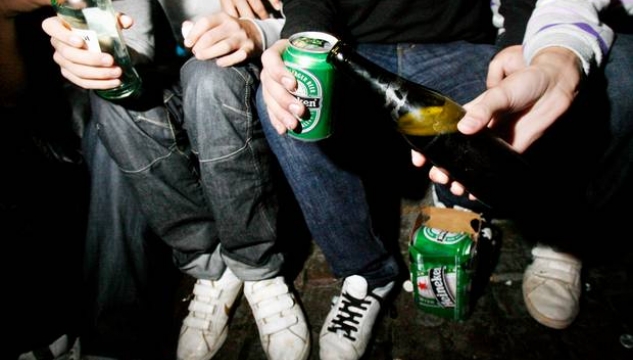 Alkohol og ung rúsdrekka brennivín øl