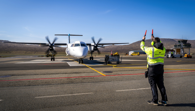 Icelandair, Dash 8, Vága Floghavn, ferðafólk