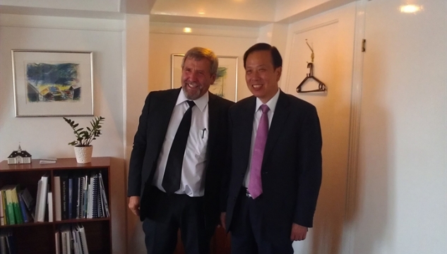 kári p. højgaard og kinesiskur sendiharri.jpg