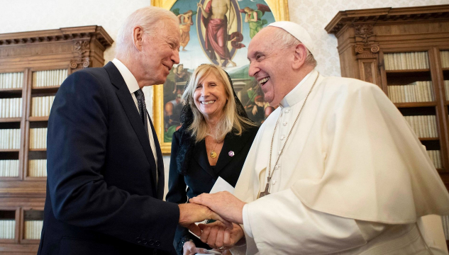 Joe Biden og Frans pávi  - Mynd: RitzauScanpix