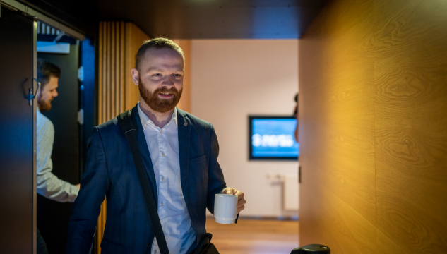 Bjarni Kárason Petersen, landstýrismaður, 16:9