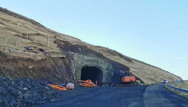 Dalstunnilin, berghol til Dals, bergholið til Dals