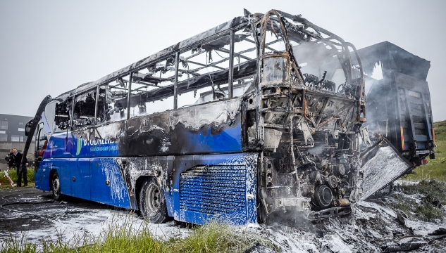 eldur í bussi og lastbili, eldur