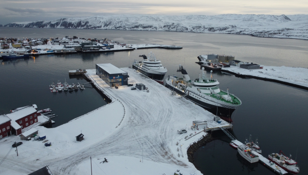 Emerald og Gadus í Båtsfjørðinum - Mynd: Båtsfjord havn