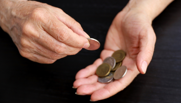 Fátækradømi, Fíggjarliga sperd