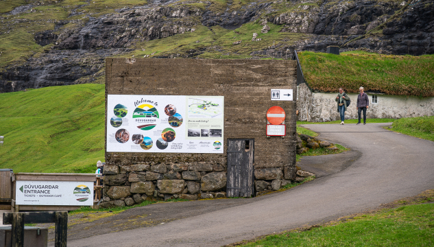 ferðavinna, ferðafólk, ferðaleiðarar, Saksun, mynd: Bjarni Árting Rubeksen