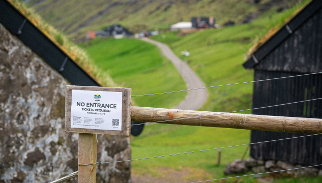 ferðavinna, ferðafólk, ferðaleiðarar, Saksun, mynd: Bjarni Árting Rubeksen