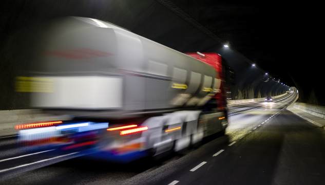 Eysturoyartunnilin, ferðsla, lastbilar