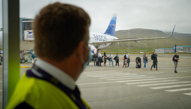 Flogvøllurin, Vága floghavn, Atlantic Airways, korona, ferðafólk, løgreglan, heilsustarvsfólk,covid-19, munnbind