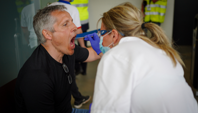 Flogvøllurin, Vága floghavn, Atlantic Airways, korona, ferðafólk, løgreglan, heilsustarvsfólk,covid-19, munnbind, poding, poda