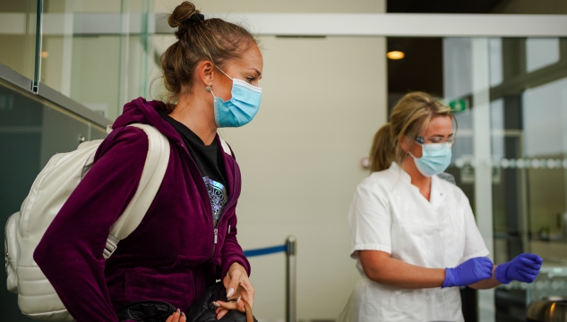 Flogvøllurin, Vága floghavn, Atlantic Airways, korona, ferðafólk, løgreglan, heilsustarvsfólk,covid-19, munnbind, eftirlit, poding, poda