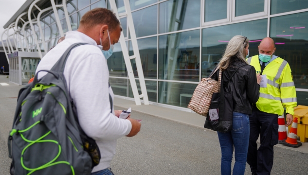 Flogvøllurin, Vága floghavn, Atlantic Airways, korona, ferðafólk, løgreglan, heilsustarvsfólk,covid-19, munnbind, eftirlit, 