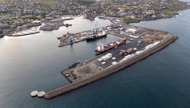 Tórshavnar havn, Havnarlagið í Havn, Havnarlagið á eystaru vág í Havn, farmaskip - Mynd: Faroe Ship