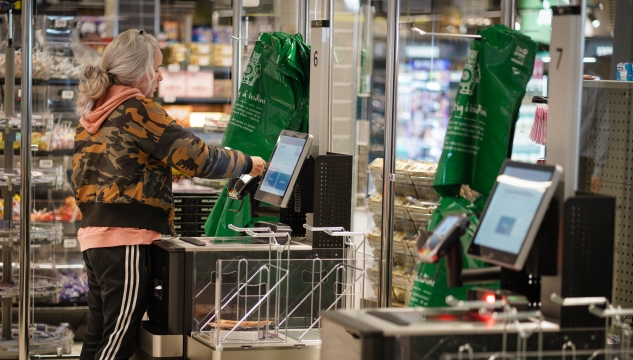 matvøruhandlar, sjálvavgreiðsla, gjaldskort,vørur,vøkstur, tilboð. pengar, peningur, sjávtøkur,reiður peningur, búskaparvøkstur, búskapur