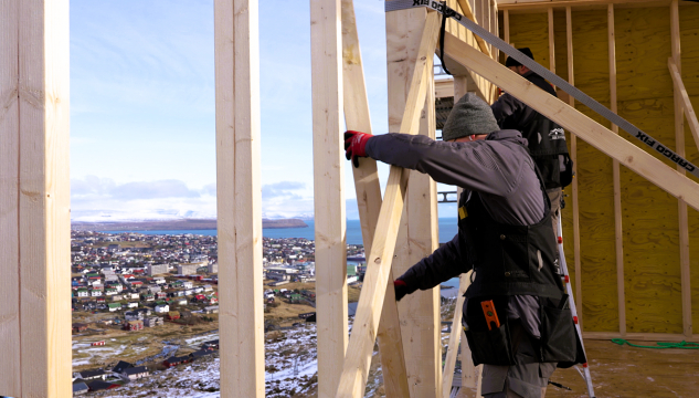 Húsasmíð, Húsabygging, Undir egið borð