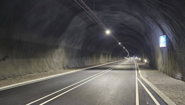 Húsareynstunnilin, bergholið undir Húsareyni