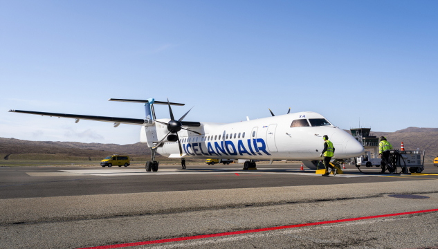 Icelandair, Dash 8, Vága Floghavn, ferðafólk