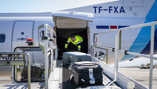  Icelandair, Dash 8, Vága Floghavn, ferðafólk