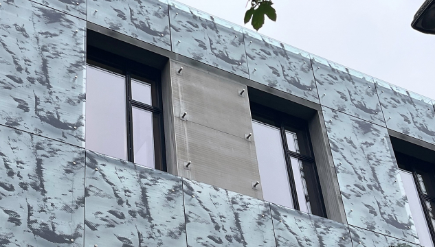 Løgtingið, Glaspláta