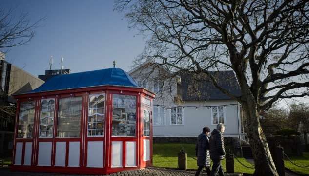Kioskin hjá Astu, Tinghúsið, fólk ganga, Vaglið, miðbýurin