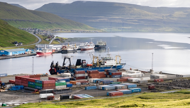 Yantarnyy,covid-19, korona,Kollafjørður, skip við bryggju í Kollafirði, larmur frá skipum,