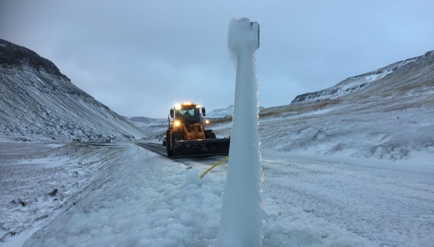 Landsverk Oyndarfjarðarvegur Oyndarfjørður kavaveður illveður