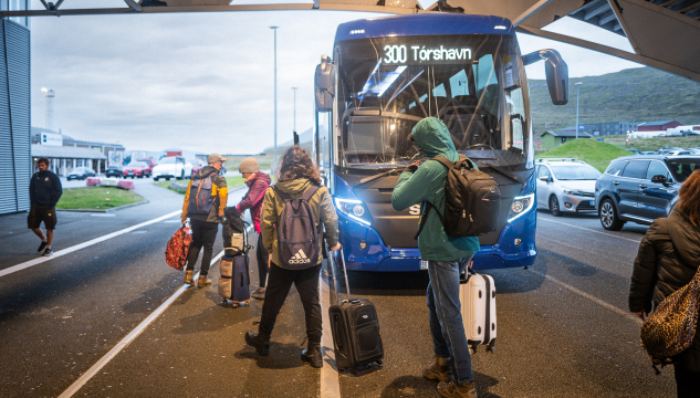 Vága Floghavn, ferðafólk, ferðavinna, bussar, bussur, SSL,  mynd: Bjarni Árting Rubeksen