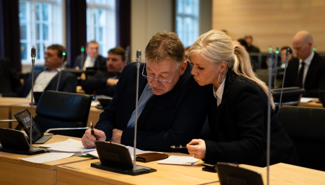 Lógin um sjófeingi, Løgtingið,Jacob Vestergaard, Eyðdis Hartmann Niclasen