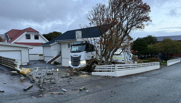 Ruskbilur í túni á Argjum