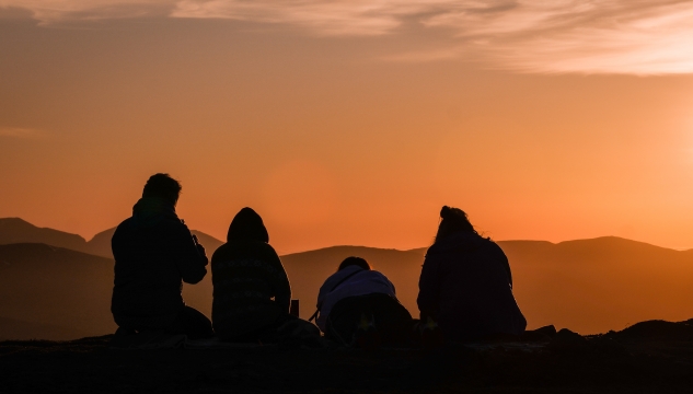 Sólsetur, Sornfelli, sól, fólk, góðveður, summar, summar kvøld, vestmannasund, stilli