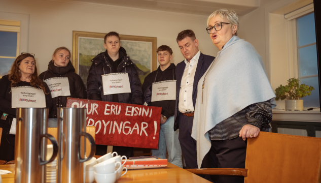 Maud Næs, Ruth Vang, Aksel V. Johannesen, suðuroyingar mótmæla, suðuroyarleiðin, mynd: BR