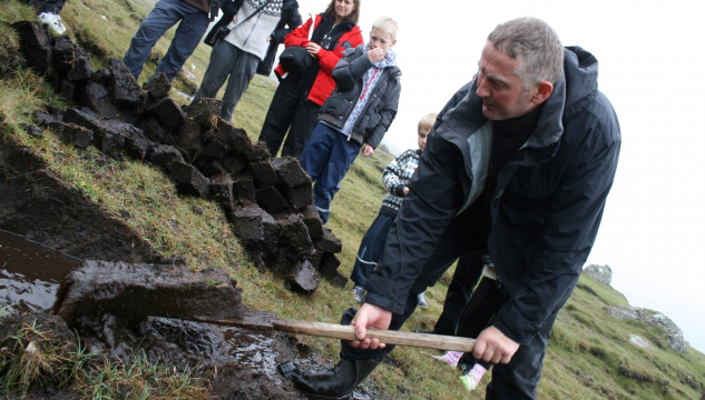 Torvskurður, torvskurður í Svínoy - Mynd: Útoyggjafelagið