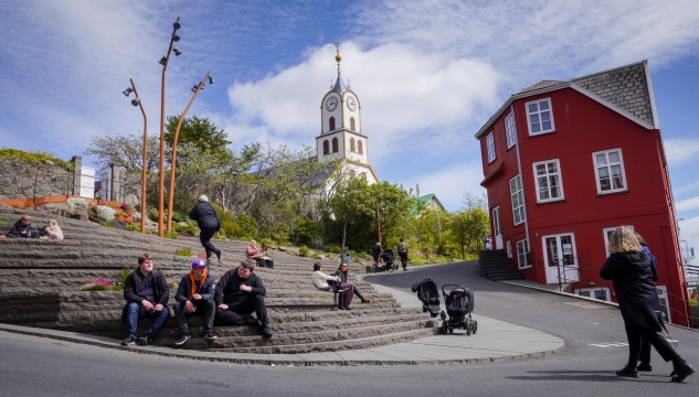 Tórshavnar Kommuna, Tórshavn, Tórshavnar Býráð, trappan í miðbýnum, Vágsbotn, fólk, mannamúgva, nógv fólk, fólk hugna sær, summar, Havnar Kirkja,frástøða, Covid-19, korona, corona, smittuvandi, smitta, frástøða, 