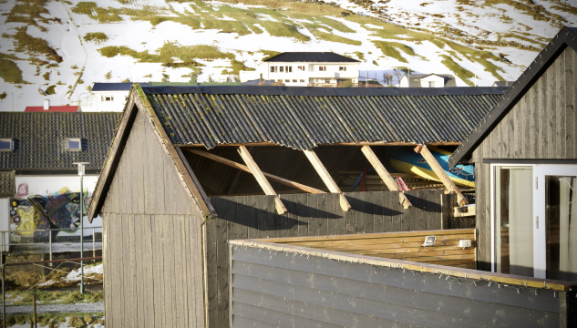 Illveður 24. november 2024, Sandavágur, Steigabrekka, Stormur, stormskaðar