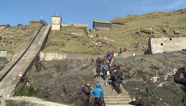 Mykines, ferðafólk í Mykinesi
