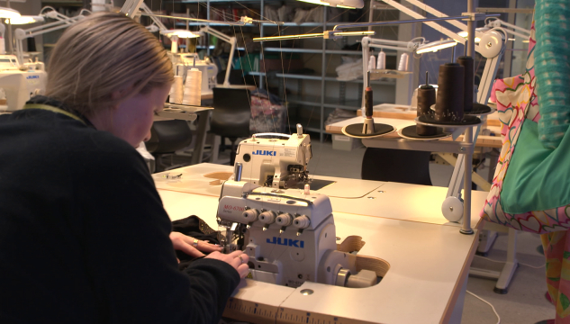 Klædnaatstøðingar, klædnaatstøði á Glasi