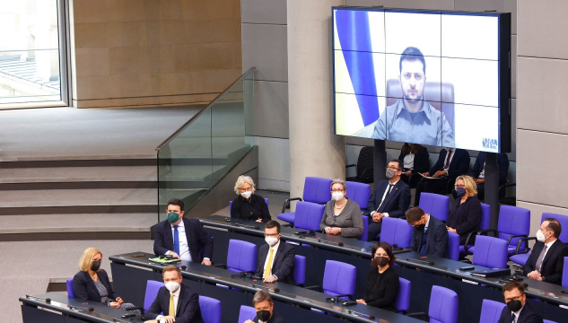 Volodymyr Zelensky, Ukraina, Zelenskyj talar í týska samveldistinginum